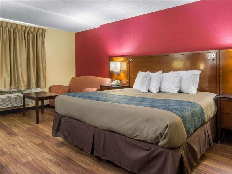 Travelodge By Wyndham Forsyth Buitenkant foto