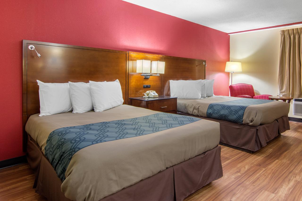 Travelodge By Wyndham Forsyth Buitenkant foto