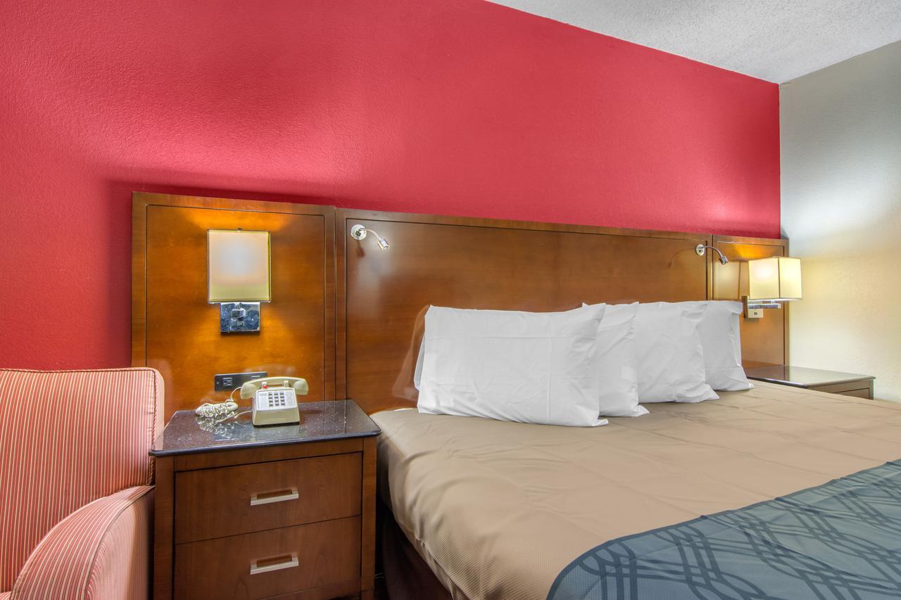 Travelodge By Wyndham Forsyth Buitenkant foto