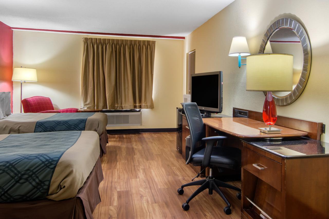Travelodge By Wyndham Forsyth Buitenkant foto