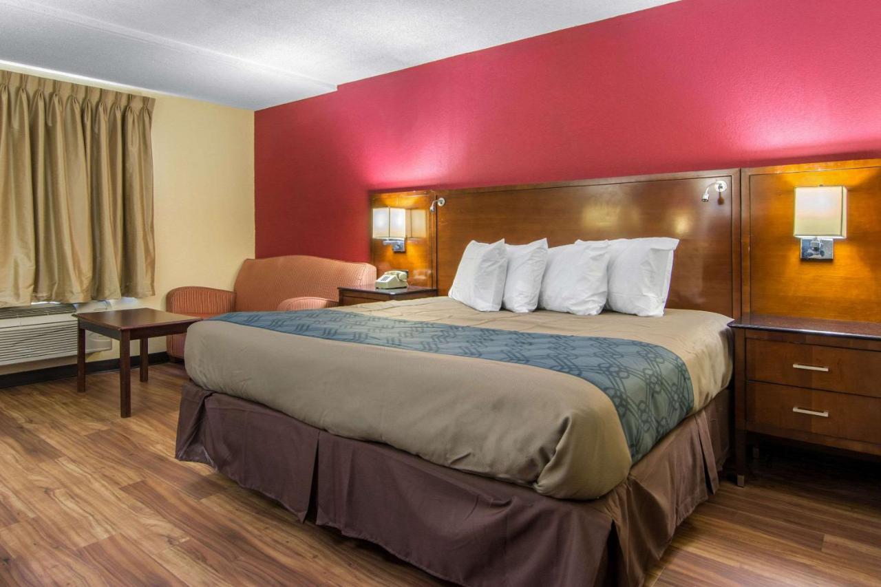 Travelodge By Wyndham Forsyth Buitenkant foto
