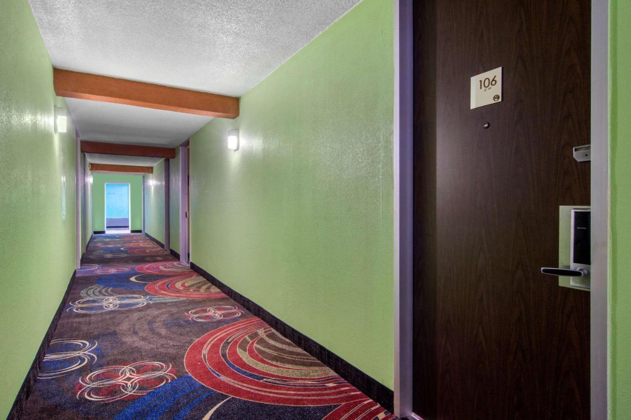 Travelodge By Wyndham Forsyth Buitenkant foto