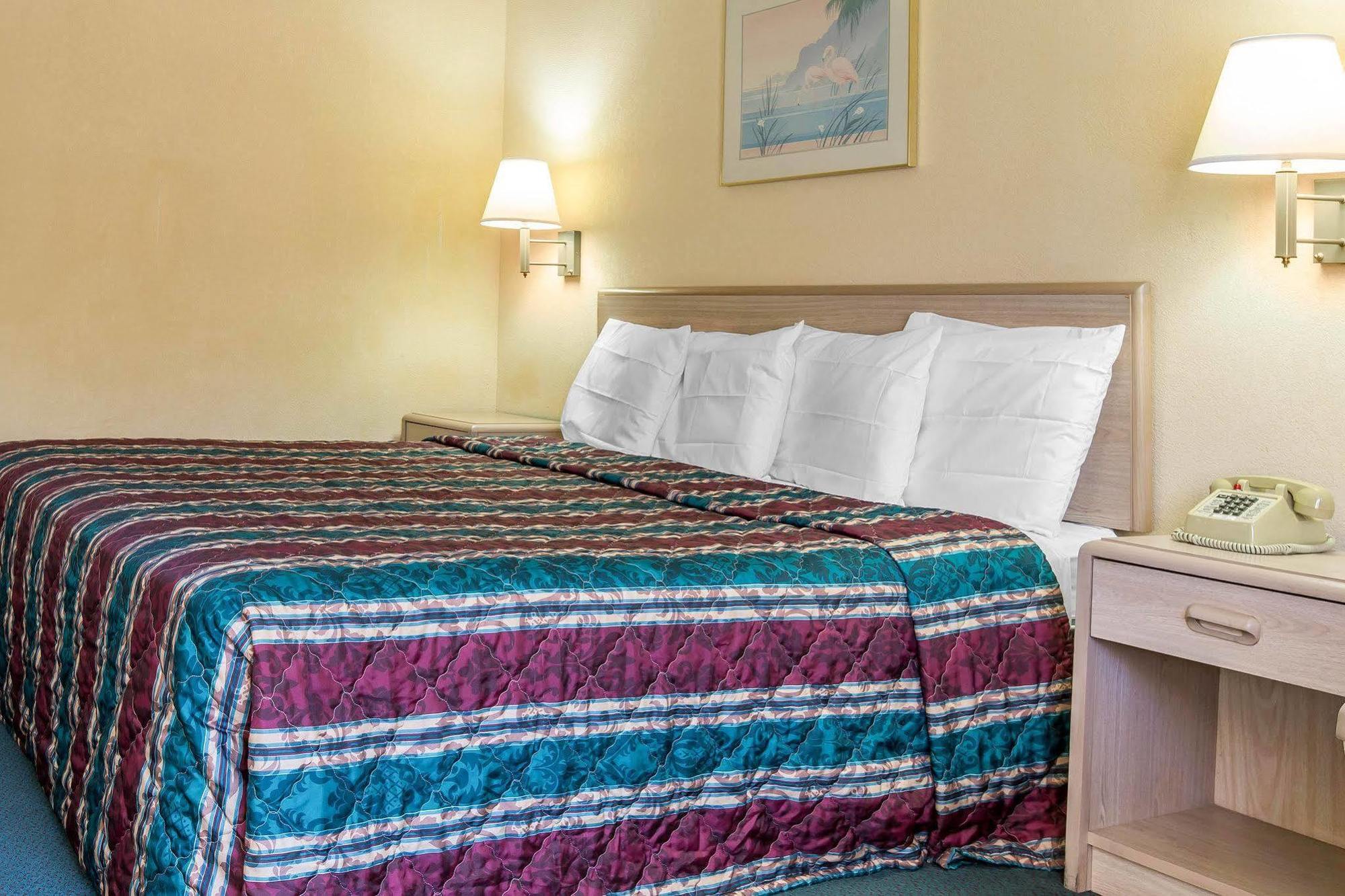 Travelodge By Wyndham Forsyth Buitenkant foto