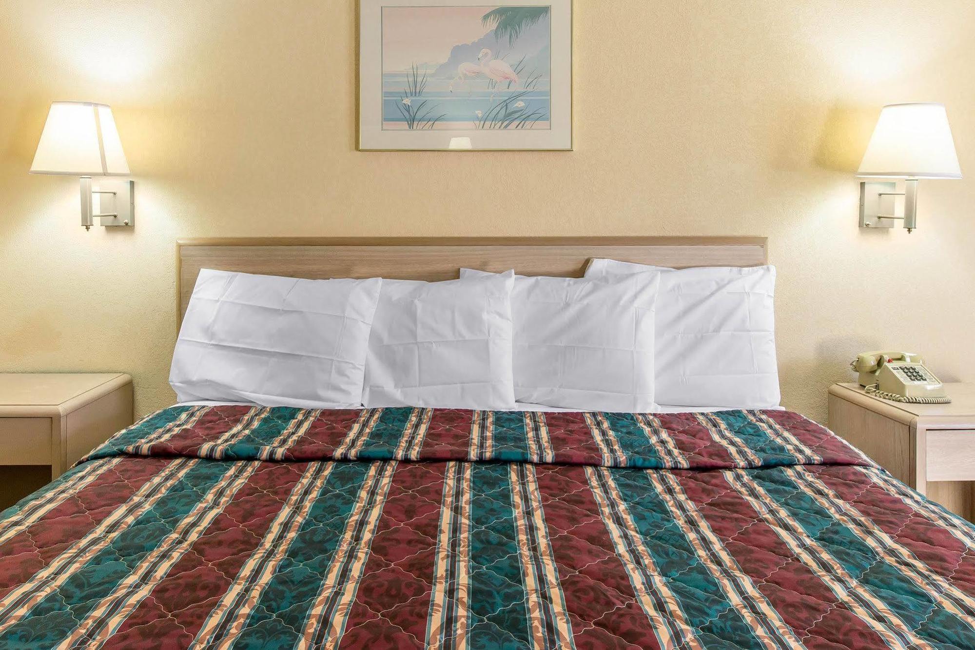 Travelodge By Wyndham Forsyth Buitenkant foto